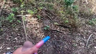 Holder sin pik i skoven, mens han tager et pis