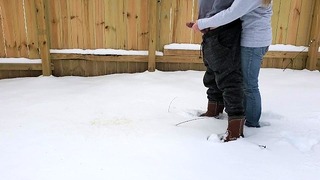 De pik van mijn vriend vasthouden terwijl hij in de sneeuw plast | De stroom beheersen
