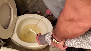 Tenir la bite de mon petit ami pendant qu'il fait pipi sur une bandelette de test de cétone taquine un long pipi dans les toilettes avec sa petite amie