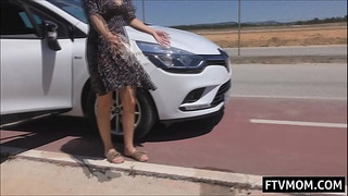 Milf Orinando En La Carretera Público Al Aire Libre
