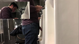 Espiando Rola No Aeroporto Pica Espiando Public Urinals Big Dick
