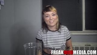 Freakmob Hardcore - Тя се провали на теста си за пикане, така че той я стовари върху лицето й!