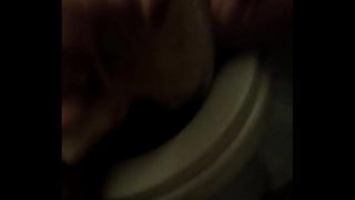 Жена писает