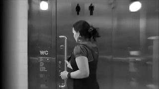 Sexy enorme pis wanhopige dame belandt in de lift nadat ze het toilet niet heeft gebruikt