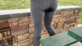 Garota adolescente faz xixi nas leggings