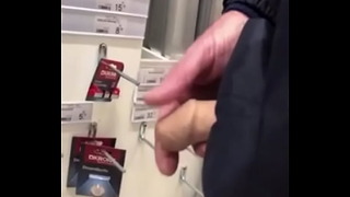 Pisse et mini branlette dans un magasin de bricolage