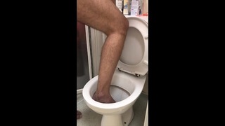 Fuß in der Toilette und meine Füße in der Toilette spülen
