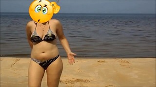 Dívka čůrá na pláži-zlatý déšť 4