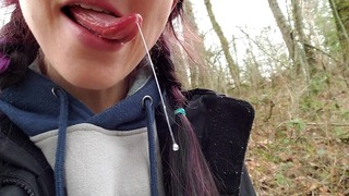 Tyttö Pissing In The Woods