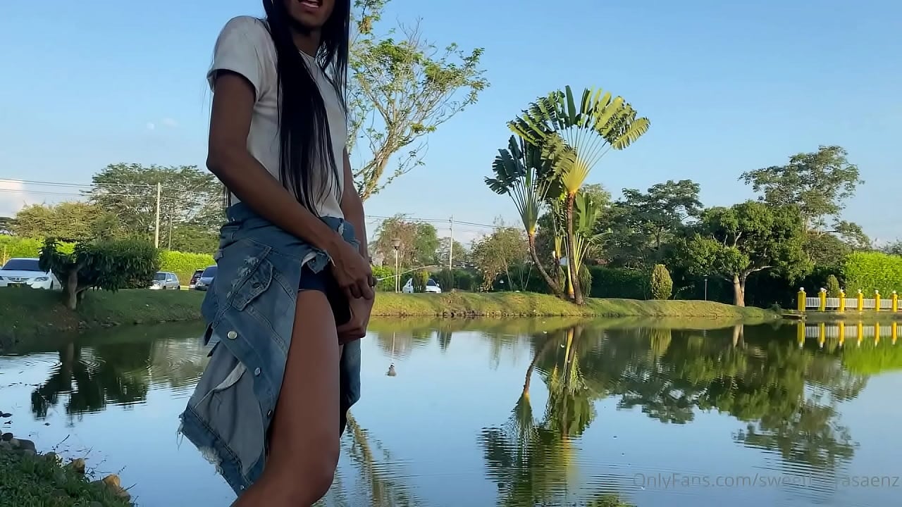 Laura Saenz Pissing