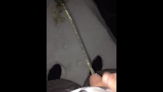 Topienie śniegu w tę zimną noc przy złotym strumieniu obok seksownej wanny. Wiosna unosi się w powietrzu