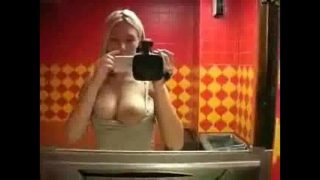 Красива блондинка в туалеті