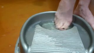 Nasikaj się do garnka i umyj stopy siusiami