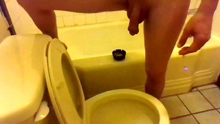 Pisser I Toilettet Mens Stående Ved Badekarret