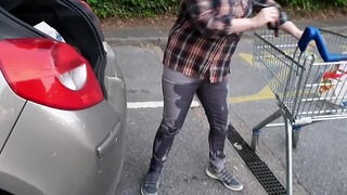 Molhar em público – fazer xixi na calça jeans de propósito no supermercado Van Park! ;