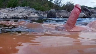 Riskante naakte rivierseks met toeschouwers - Pissing Finish
