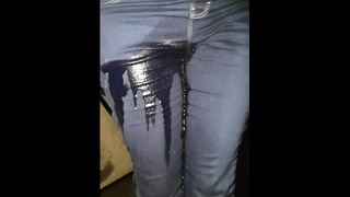 Sexy priateľka Re Wets Her Jean's In The Car, After Finishes Soaking Them Standing!