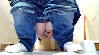 сексуальный Milf в джинсах писает в туалете на улице