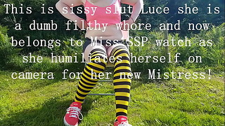 Sissy Pet Slave Slut Luce vlastněná slečnou Ssp ukazuje svůj zadek a Clitty venku čůrá a ponižuje se pro ni nové