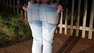 Ich habe meine bereits nassen Jeans erneut durchnässt, nachdem ich mich zuvor im Van gepinkelt hatte!