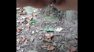 Moglie piscia nel bosco