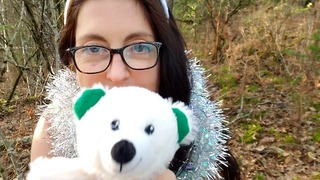 Vinterprinsesse og stedfar pisser på en bamse i skoven sammen