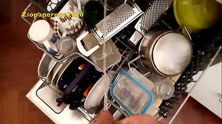 Ziopaperone2020 – 食器洗い機で皿を予洗いし、小便をする