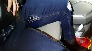 Гаряче! Сексуальна безперервна компіляція з джинсів! Неслухняна дівчинка любить заливати джинси!