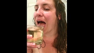 Feestmeisje drinkt pis als een goede slet