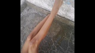 Öffentliches Pinkeln auf Janices langen Beinen und Füßen. Saftiges Muschispiel.