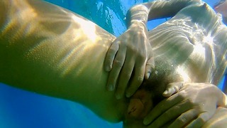 Подводно пикаене и голо плуване на нудистки плаж