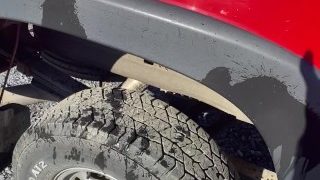 Amatør Big Cock Offentlig vandladning på lastbil