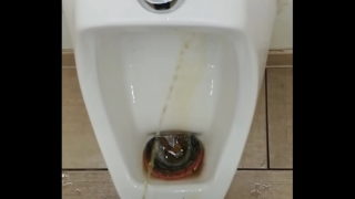 Amatuer guy pissing in public