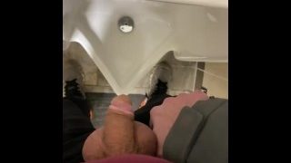 À L'hôpital Encore Pipi Pisse Dans Des Toilettes Publiques Pantalons De Survêtement Urinoir Gémissant Fort