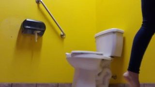 Op blote voeten openbaar toilet pissen