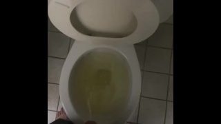 Papai desperdiça urina no banheiro em vez de na minha boca !!