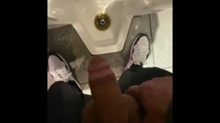 Date Night Pis i fuldt offentligt toilet Stønnende Frækt pis Lave rod tisse i gulvet