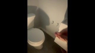 At decimere dette toilet med vilde mængder af mænd, der sprøjter sperm og tisser - så meget