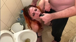 Puttana della toilette degradata - Pisciare leccare la toilette lampeggiante sputare gola profonda