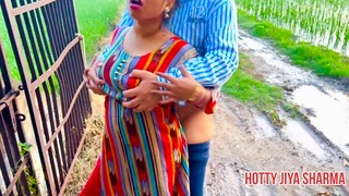 Desi Outdoor Village seks met vriend tijdens het pissen