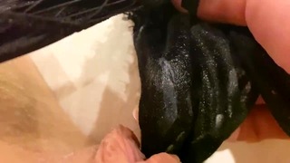 Špinavé mokré kalhotky masturbace. I Need To Rub My Clit This Stained Fabric, dokud I Cum