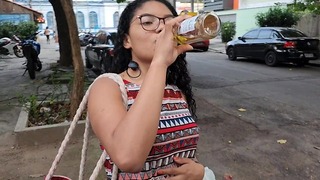Trinken von Pissbier auf der Straße 10