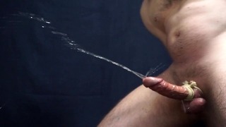 Ekstrem mandlig sprøjt med stor anal dildo håndfri