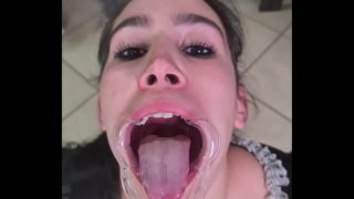 Французская горничная пытается оттрахать собственную мочу с помощью расширителя губ, смешно
