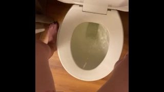 Dívka dělá obrovský nepořádek čůrání na záchodě ve stoje