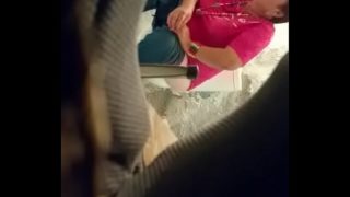 Gorda Orinando En Baño Publico