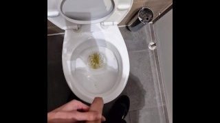 Guy pipi dans les toilettes publiques pendant le temps de travail 4K