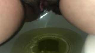 Szőrös Pussy Piss Into WC