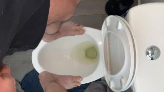 Yüksekte Pot Ve Büstü Ayakta Umumi Tuvalette Çaresiz Açık Geniş İçmek Sidik Sürtük