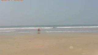 Strandschlampe mit heißem Körper pisst am öffentlichen Strand und geht dann schwimmen